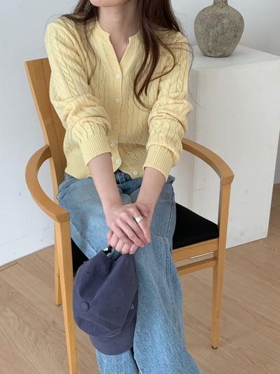 小銀牌logo薄款麻花排釦針織衫5