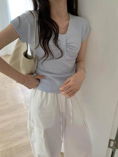排扣蕾絲領抓皺造型上衣1