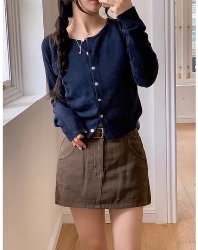 多色款！金牌小logo圓領排釦短版針織衣10