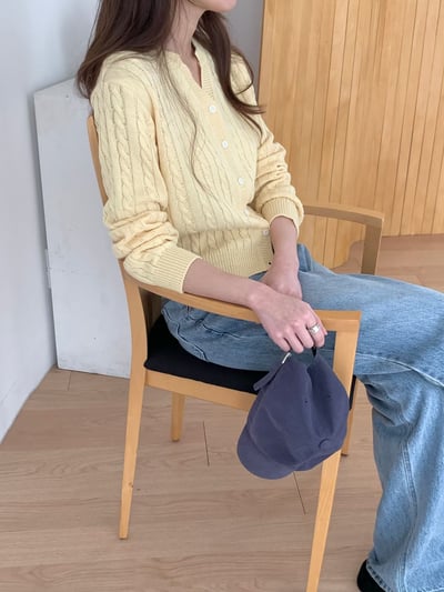 小銀牌logo薄款麻花排釦針織衫4