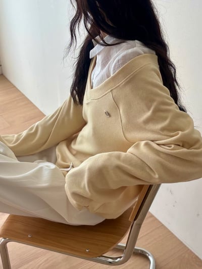 V領小logo銀牌素色博款針織衫8