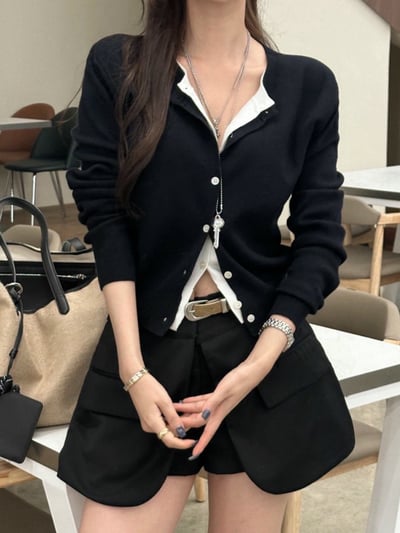 假兩件配色雙層排釦針織衫1