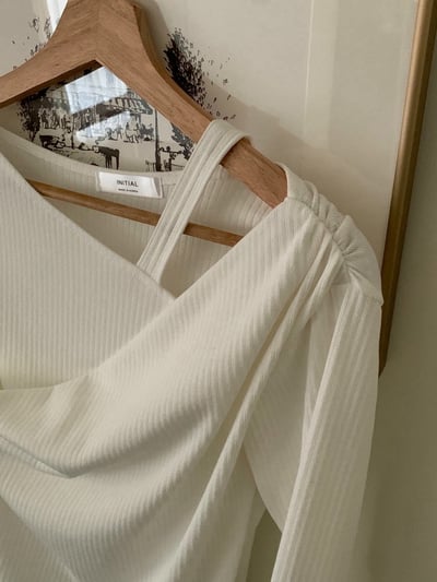 單肩交叉壓紋素色薄款Ｔ9