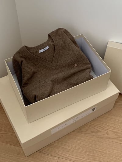 金色小logoＶ領針織衫8