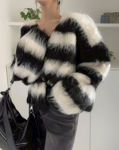 配色寬條紋毛毛落肩外套9