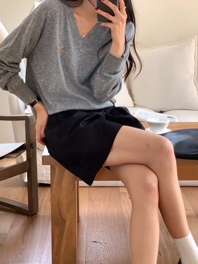 金色小logoＶ領針織衫2