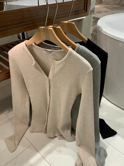 圓領合身款細坑紋排釦針織衣7