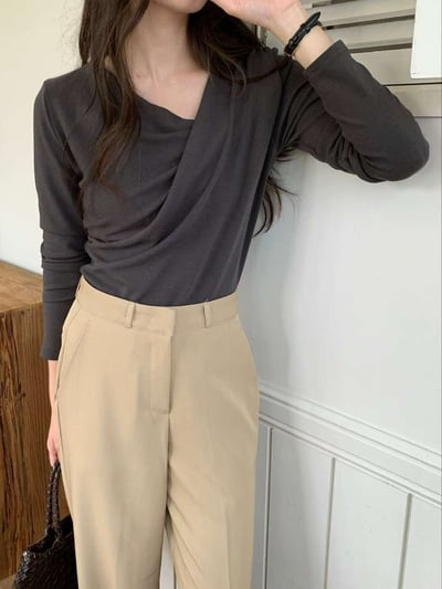 （客訂勿下單)斜邊垂墜領彈力薄T2