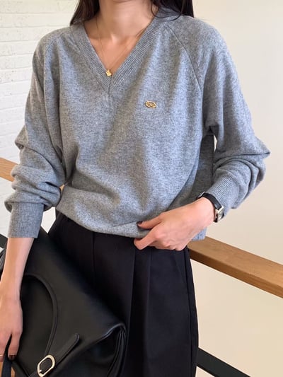 金色小logoＶ領針織衫4