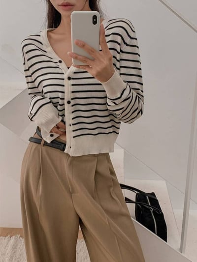 V領排釦博款針織衫1