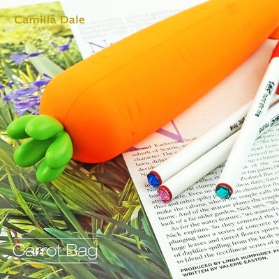 CamillaDale紅蘿蔔光芒水鑽圓珠筆袋套組4