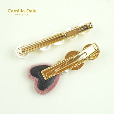 Camilla Dale 韓時尚 豆沙粉絨布愛心珍珠髮夾一對4