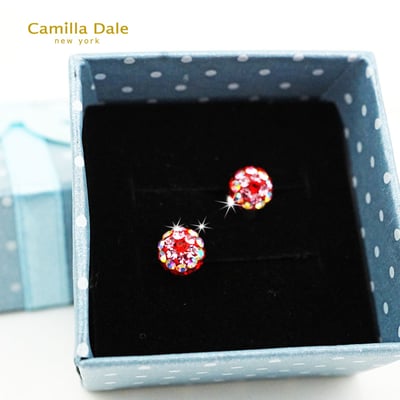 Camilla Dale 6mm繡花球水鑽耳環(白彩紅)2