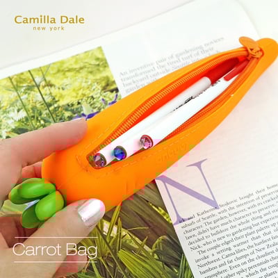 CamillaDale紅蘿蔔光芒水鑽圓珠筆袋套組2