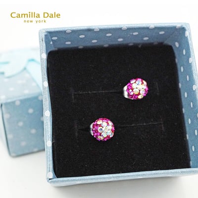 Camilla Dale 6mm繡花球水鑽耳環(白彩海棠紅)2