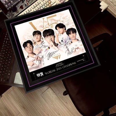 【週邊】千鳥社-2024年英雄聯盟全球總決賽冠軍T1戰隊簽名畫3