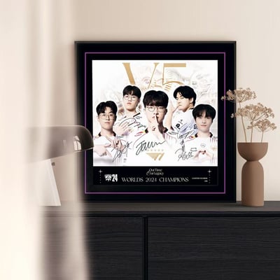 【週邊】千鳥社-2024年英雄聯盟全球總決賽冠軍T1戰隊簽名畫4