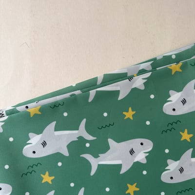 【 選布 】防水布 -綠底鯊魚1