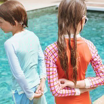 法國KiETLA ICONIK 女童長袖連身防曬泳衣(陽光橘格)7