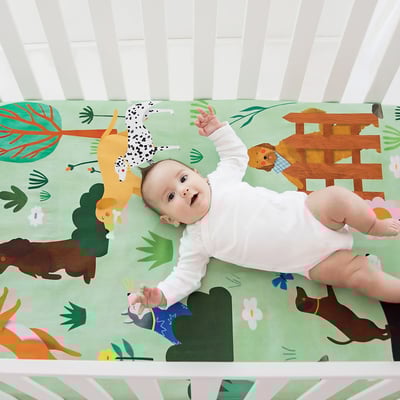 美國RookieHumans 嬰兒床純棉絲柔床包(狗狗公園)4