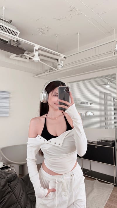 COZY 真兩件繞脖Bratop+排釦圓弧上衣套裝 白3