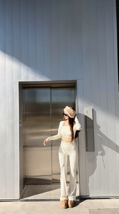 2026PILATES短版斜領絕美長袖BRATOP(附綁帶) 米白3