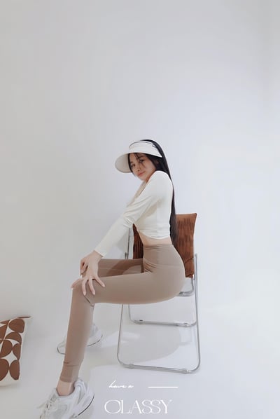 設計簍空提臀蜜桃瑜珈褲 卡其4