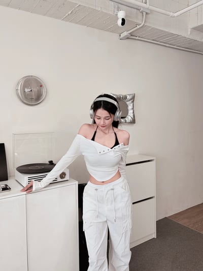 COZY 真兩件繞脖Bratop+排釦圓弧上衣套裝 白6