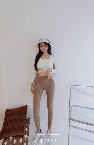 設計簍空提臀蜜桃瑜珈褲 卡其2