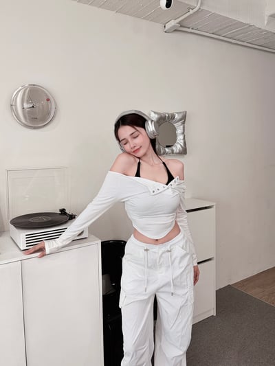 COZY 真兩件繞脖Bratop+排釦圓弧上衣套裝 白5