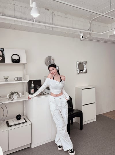 COZY 真兩件繞脖Bratop+排釦圓弧上衣套裝 白7