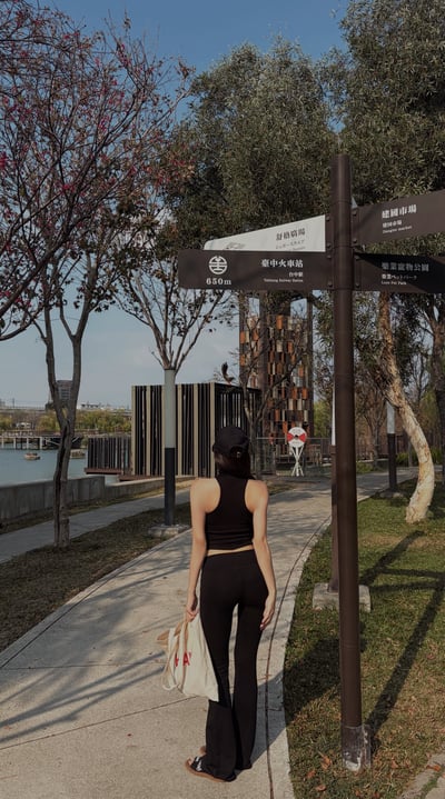 CASUAL好身材立領削肩圓弧Bratop(黑)3