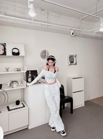 COZY 真兩件繞脖Bratop+排釦圓弧上衣套裝 白9