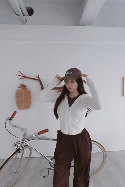 短版收腰圓弧磨毛連帽外套 白6