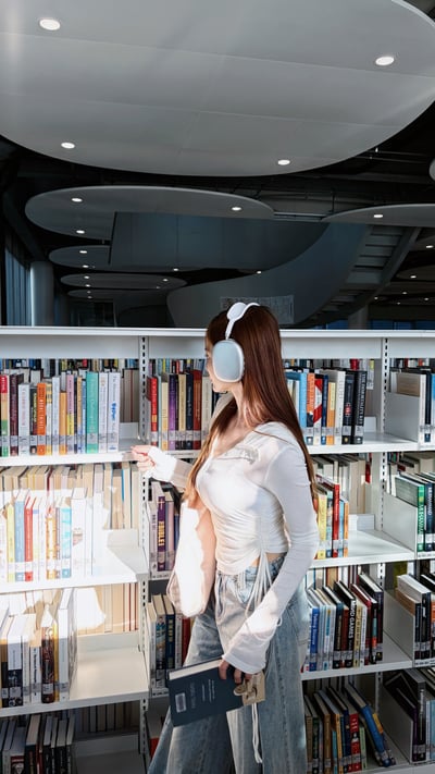 2026PILATES 歐美連帽透膚抽繩上衣 白5