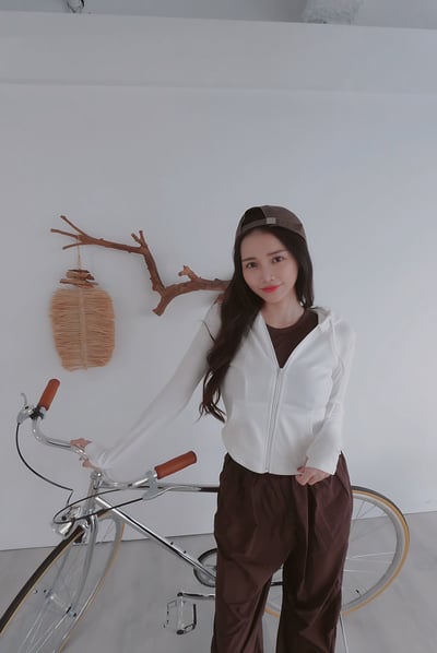 短版收腰圓弧磨毛連帽外套 白7