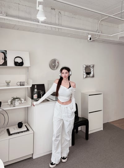 COZY 真兩件繞脖Bratop+排釦圓弧上衣套裝 白10