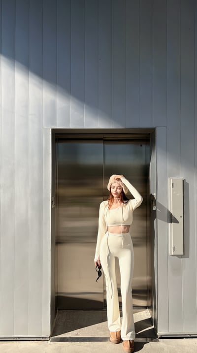 2026PILATES短版斜領絕美長袖BRATOP(附綁帶) 米白8