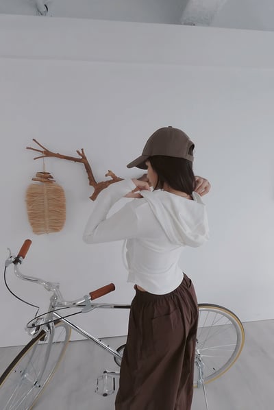 短版收腰圓弧磨毛連帽外套 白5