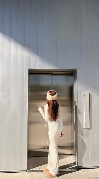 2026PILATES短版斜領絕美長袖BRATOP(附綁帶) 米白5