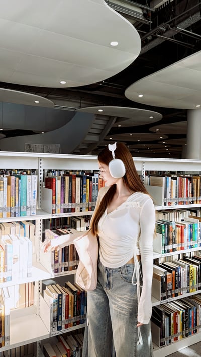 2026PILATES 歐美連帽透膚抽繩上衣 白3