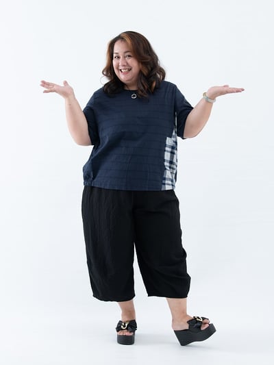 SEDA 超大尺碼圓領側邊格子上衣~胸圍52英吋~11110059