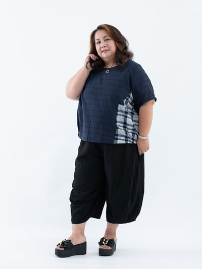 SEDA 超大尺碼圓領側邊格子上衣~胸圍52英吋~11110054