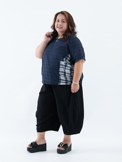 SEDA 超大尺碼圓領側邊格子上衣~胸圍52英吋~11110053