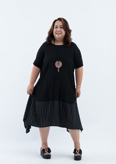 SEDA 超大尺碼圓領短袖下擺不規則條紋剪接~胸圍60英吋~11150051