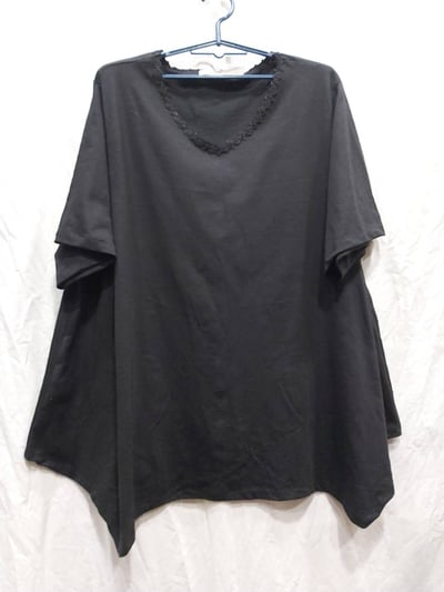 SEDA  大尺碼.超大尺碼 領口V領下擺不規則加長上衣(胸圍60英吋150公斤左右都可以穿1