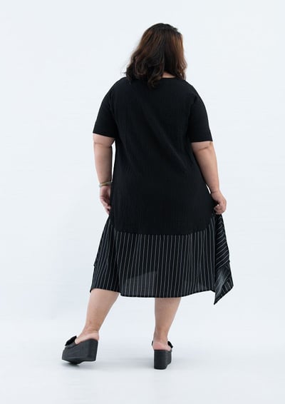 SEDA 超大尺碼圓領短袖下擺不規則條紋剪接~胸圍60英吋~11150055