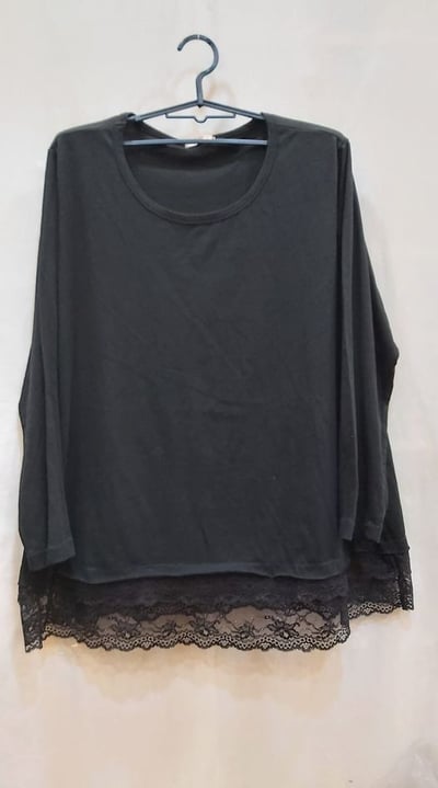 SEDA  超大尺碼..圓領下擺蕾絲上衣1