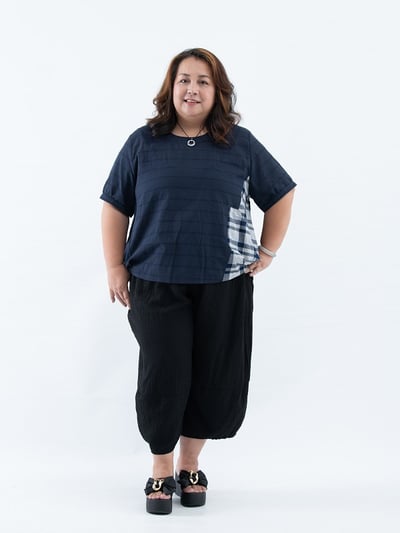 SEDA 超大尺碼圓領側邊格子上衣~胸圍52英吋~11110051