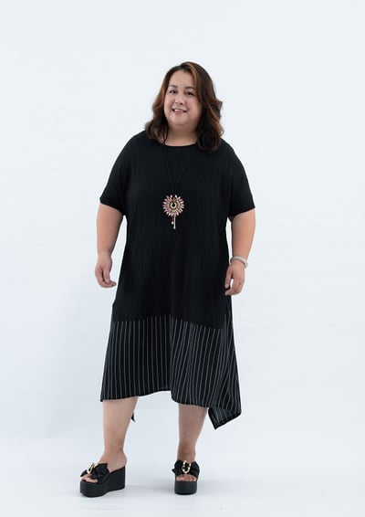 SEDA 超大尺碼圓領短袖下擺不規則條紋剪接~胸圍60英吋~11150052